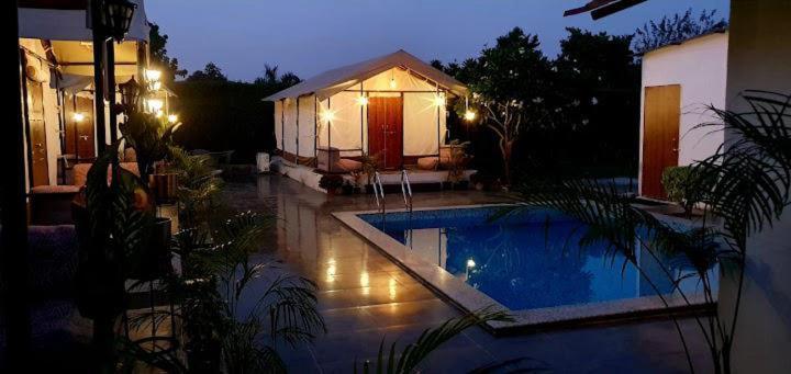 Luxury Farmhouse In Chhatarpur With Pool New Delhi Exterior photo